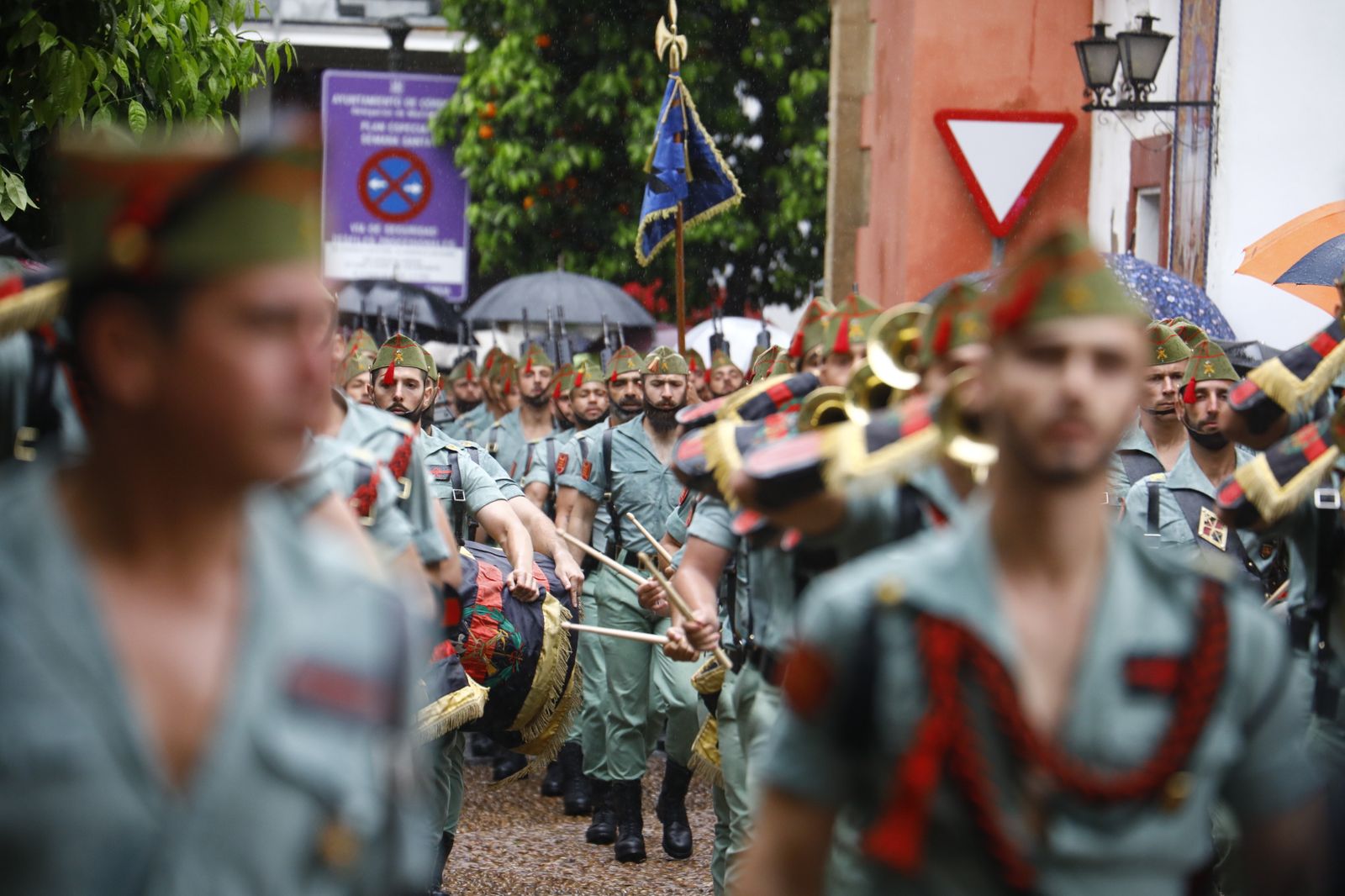 Las mejores imágenes del vía crucis de la Caridad de Córdoba con la Legión en este Viernes Santo