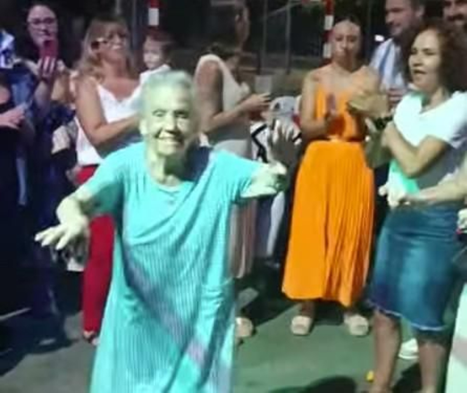 Un instante del baile de la señora en la Verbena de El Pelirón.