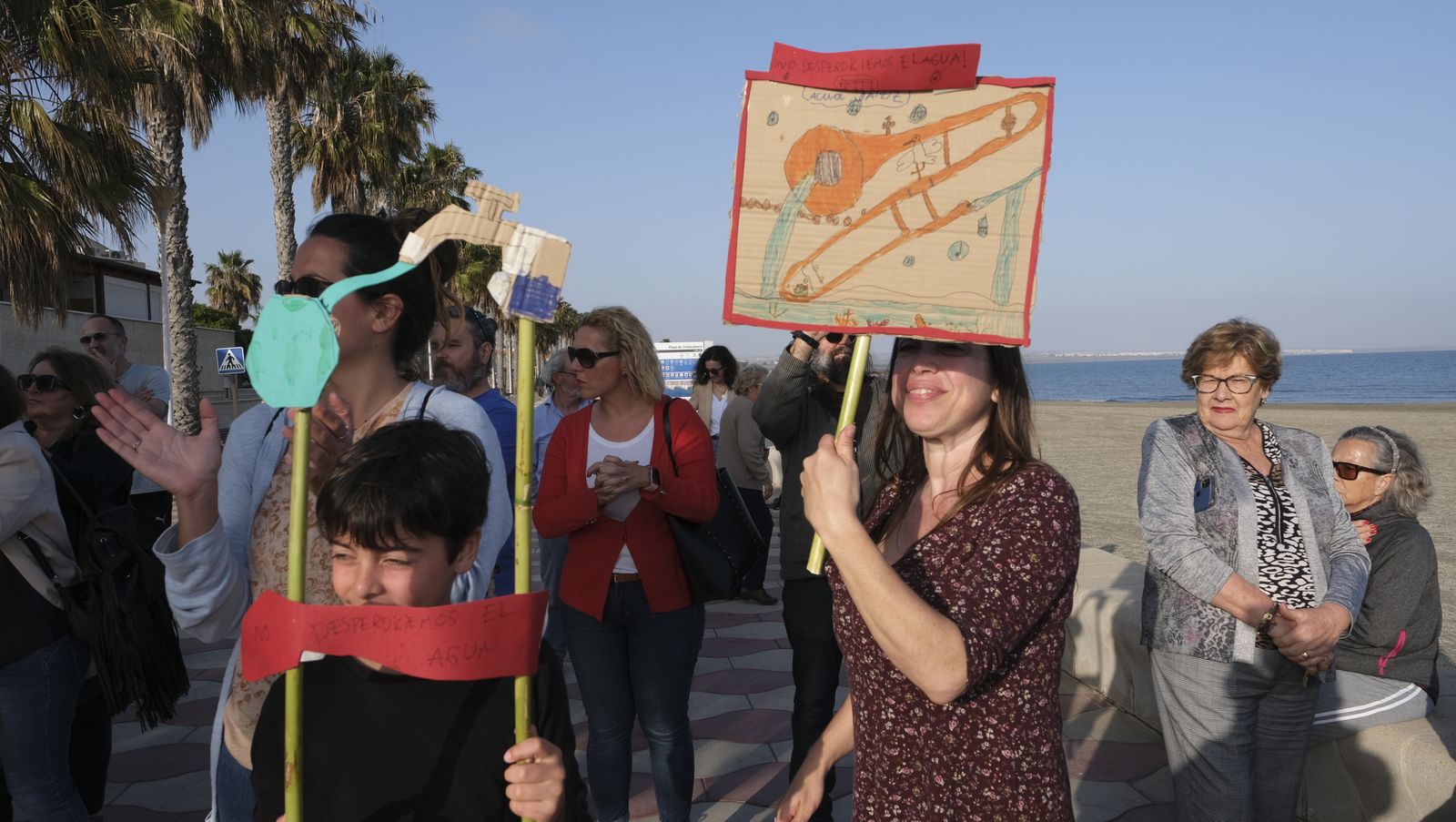Concentración de los vecinos de Costacabana por los vertidos de agua al mar