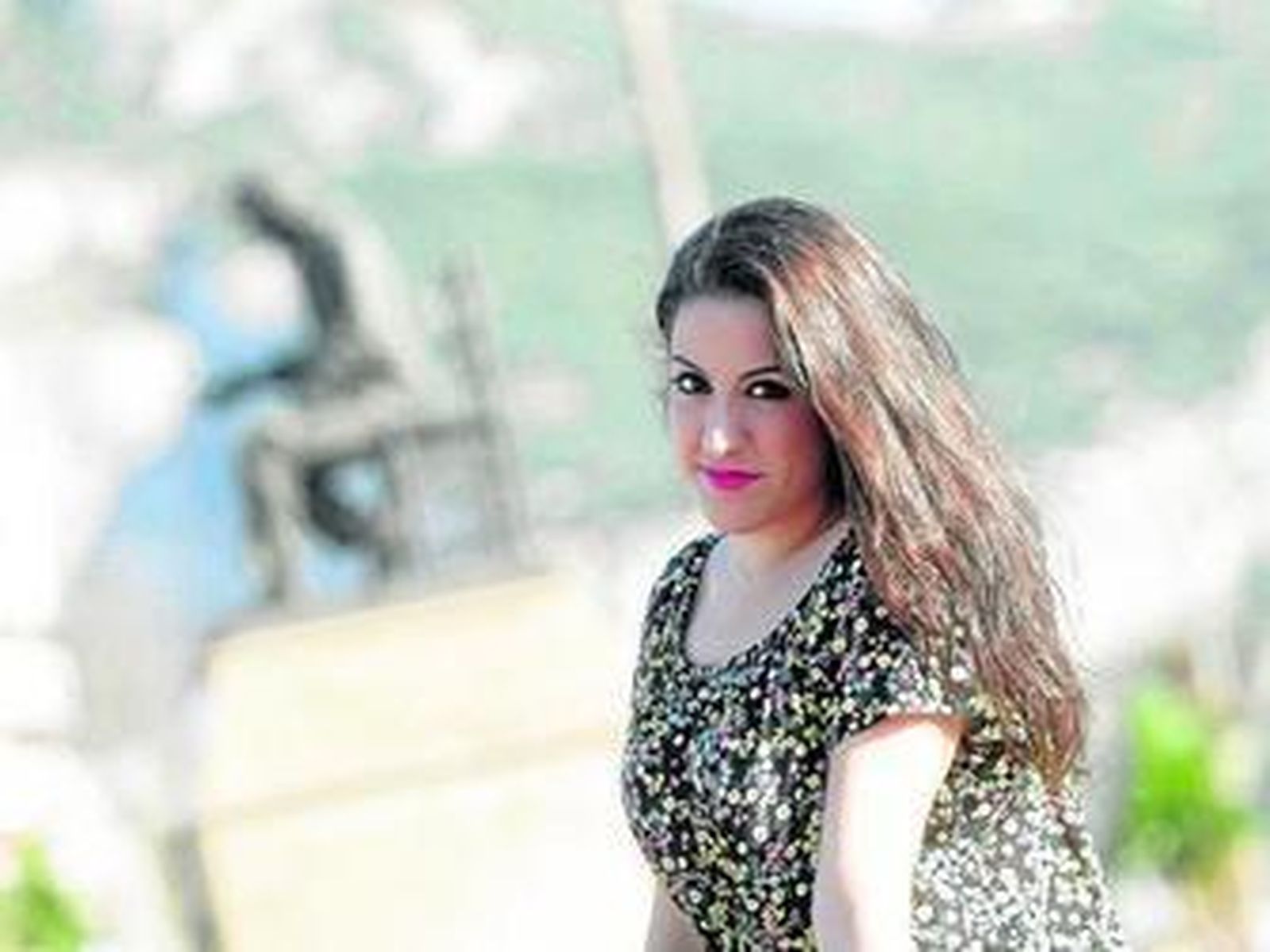 Rocío González posa junto a la estatua de Camarón de la Isla en La Línea.