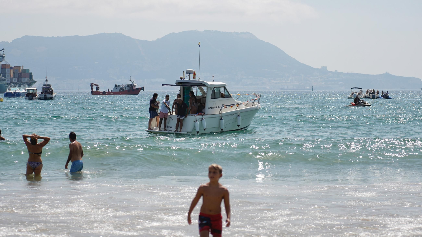 Fotos del ambiente en la playa de El Rinconcillo en la Romería Marítima de la Virgen de la Palma