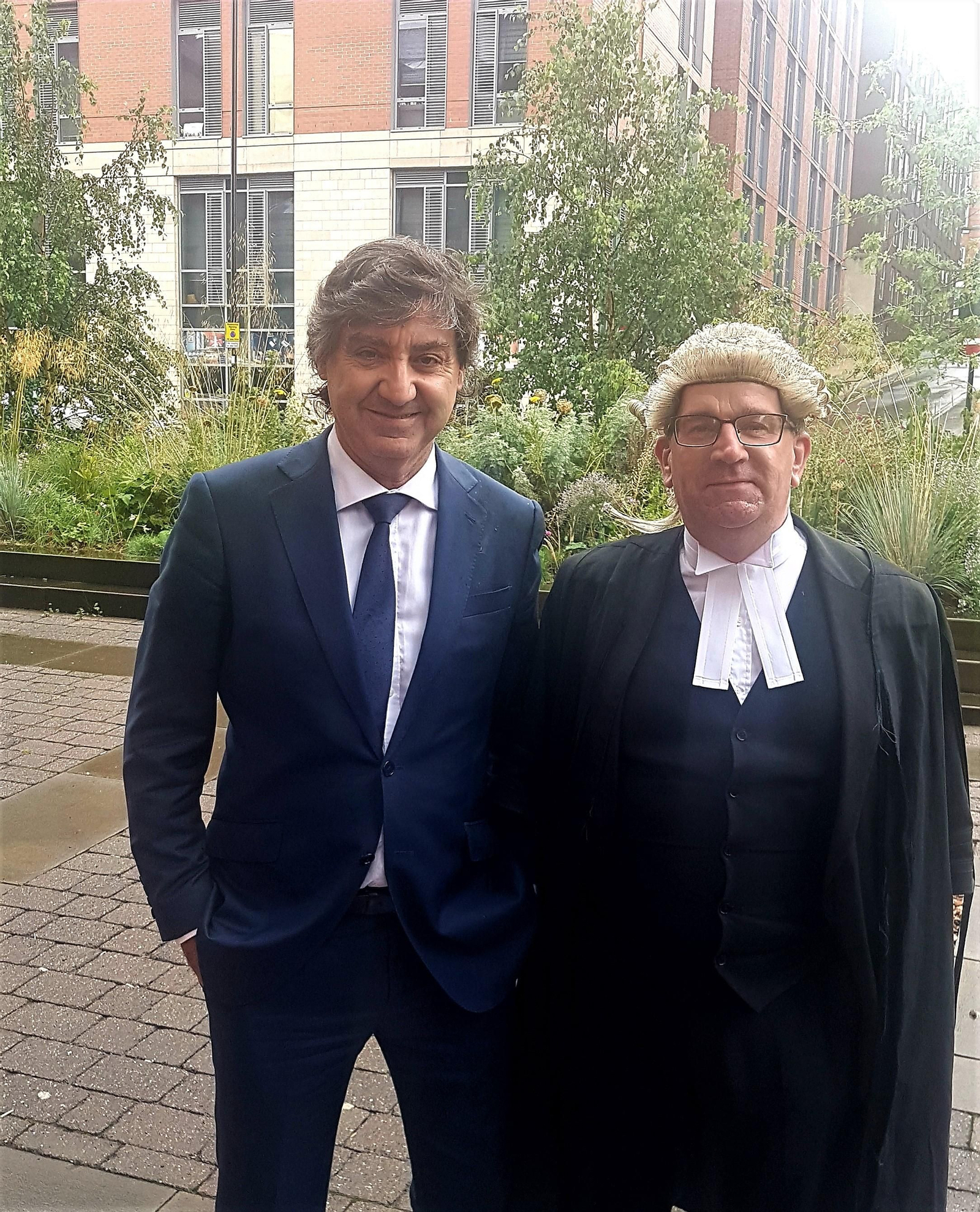 Óscar Fernández León (izquierda) con el barrister Dermot Hughes