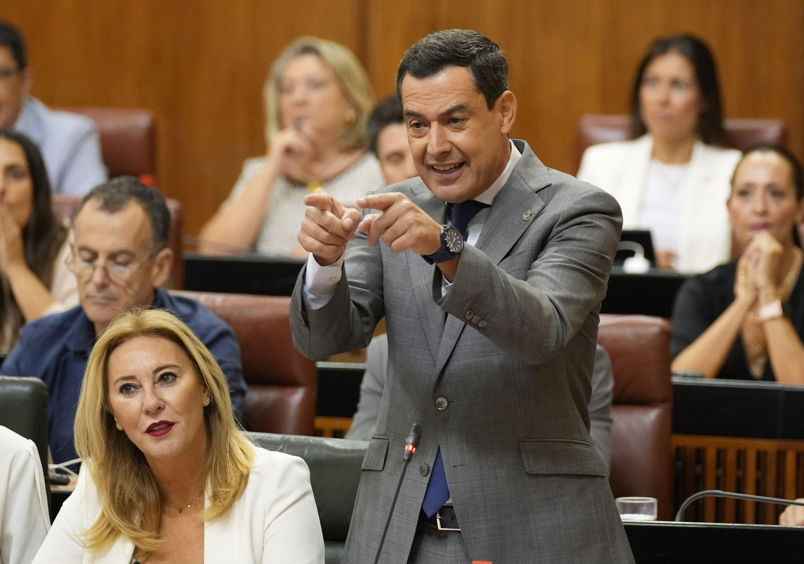 Juanma Moreno durante la sesión de control en el Parlamento de Andalucía.