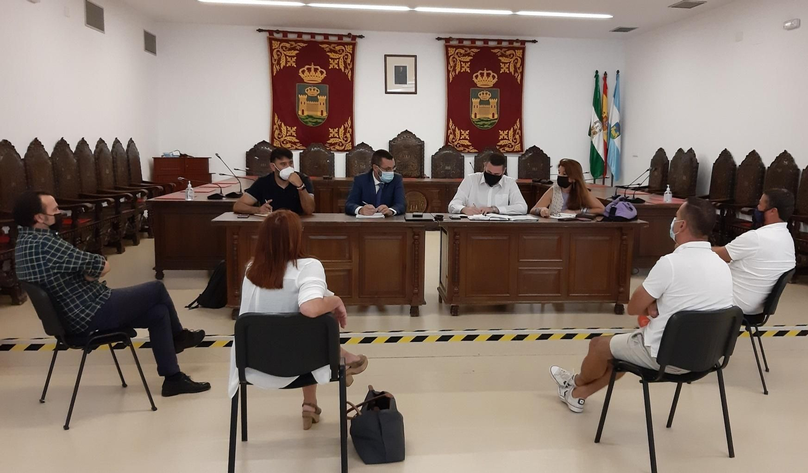 El Ayuntamiento y hosteleros linenses