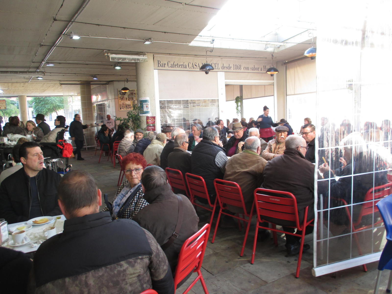Ambiente de tertulia en Casa Miguel a primera hora de la mañana de ayer. Ambiente de tertulia en Casa Miguel a primera hora de la mañana de ayer.