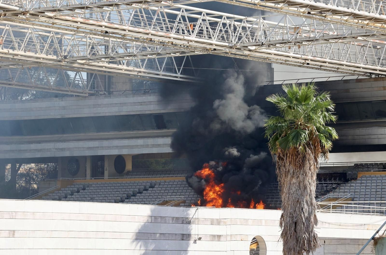 Las imágenes del incendio del auditorio Rocío Jurado