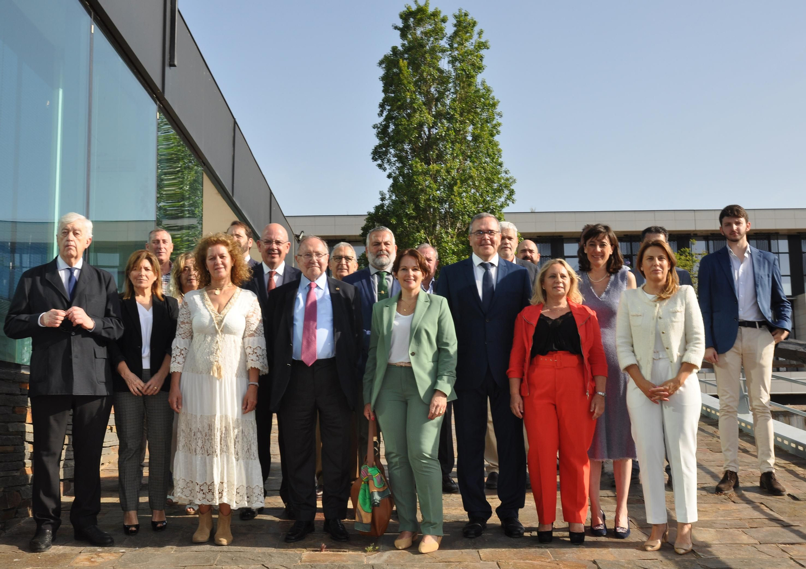 Foto de familia de los empresarios con Bonet.