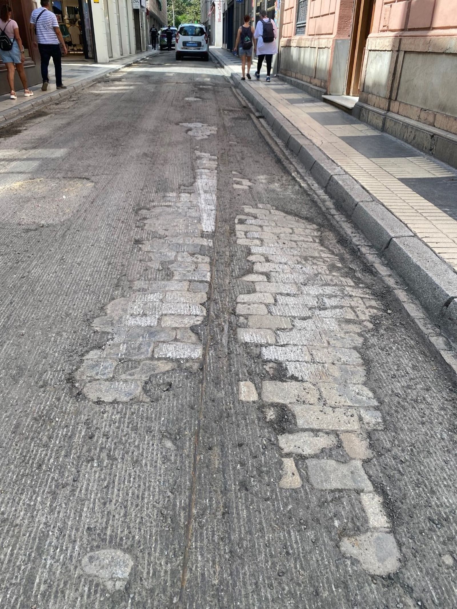 La huella de la vía del tranvía y los adoquines de Gerena de la calle Méndez Núñez.