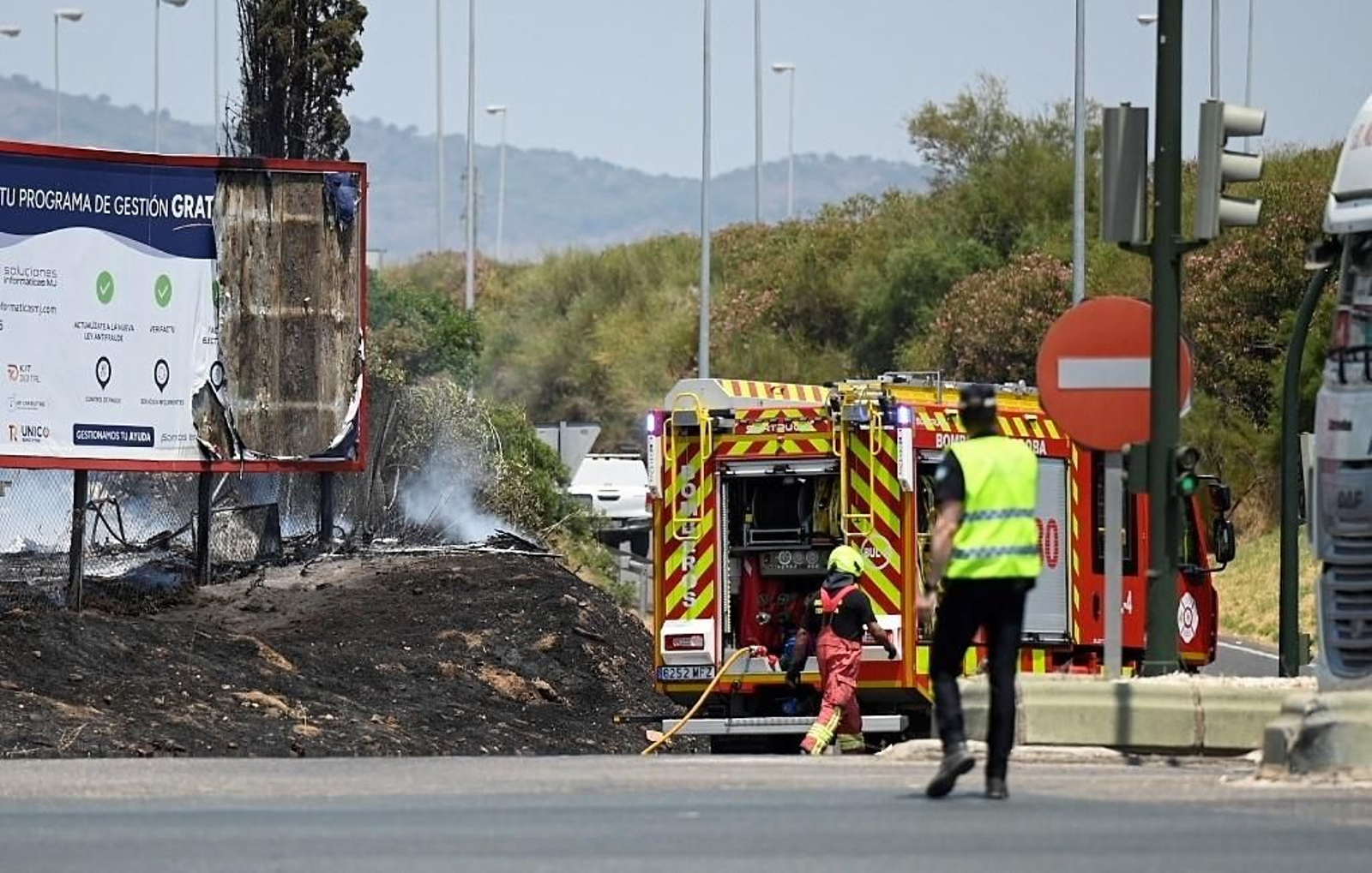 Las imágenes del incendio junto al Carrefour Zahira