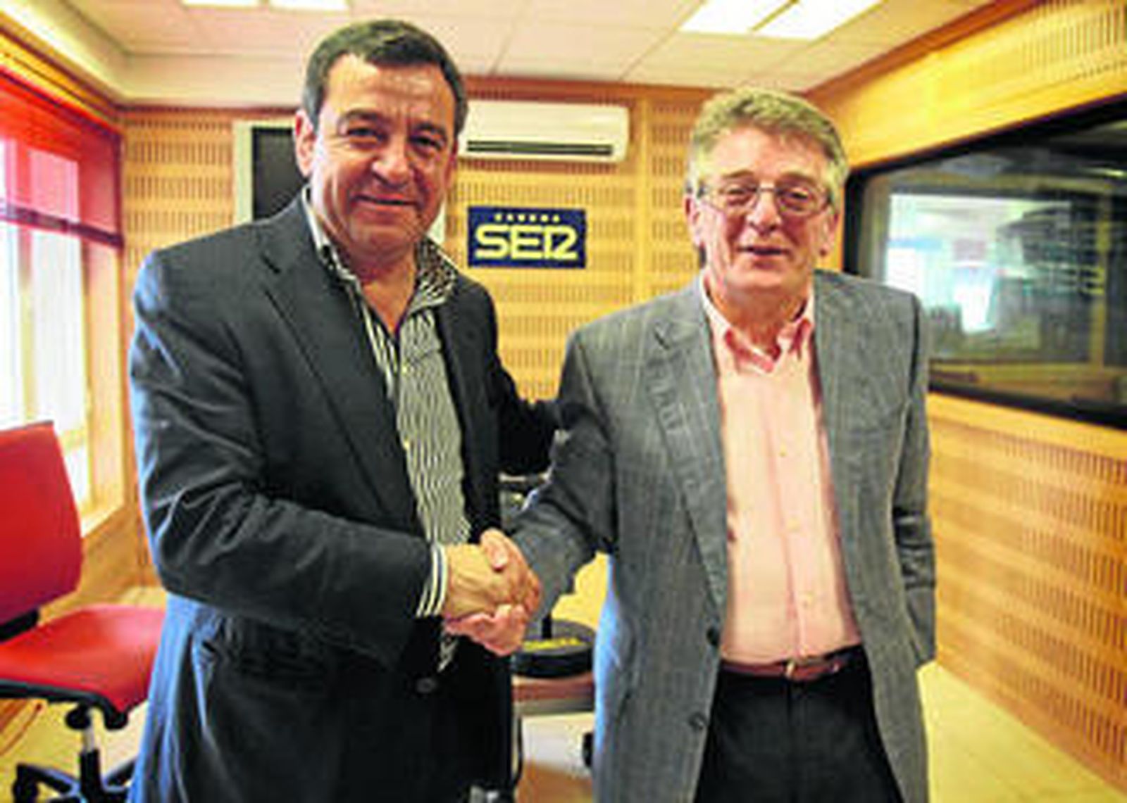 Loaiza y Cabaña se dan la mano antes de comenzar el debate ayer.