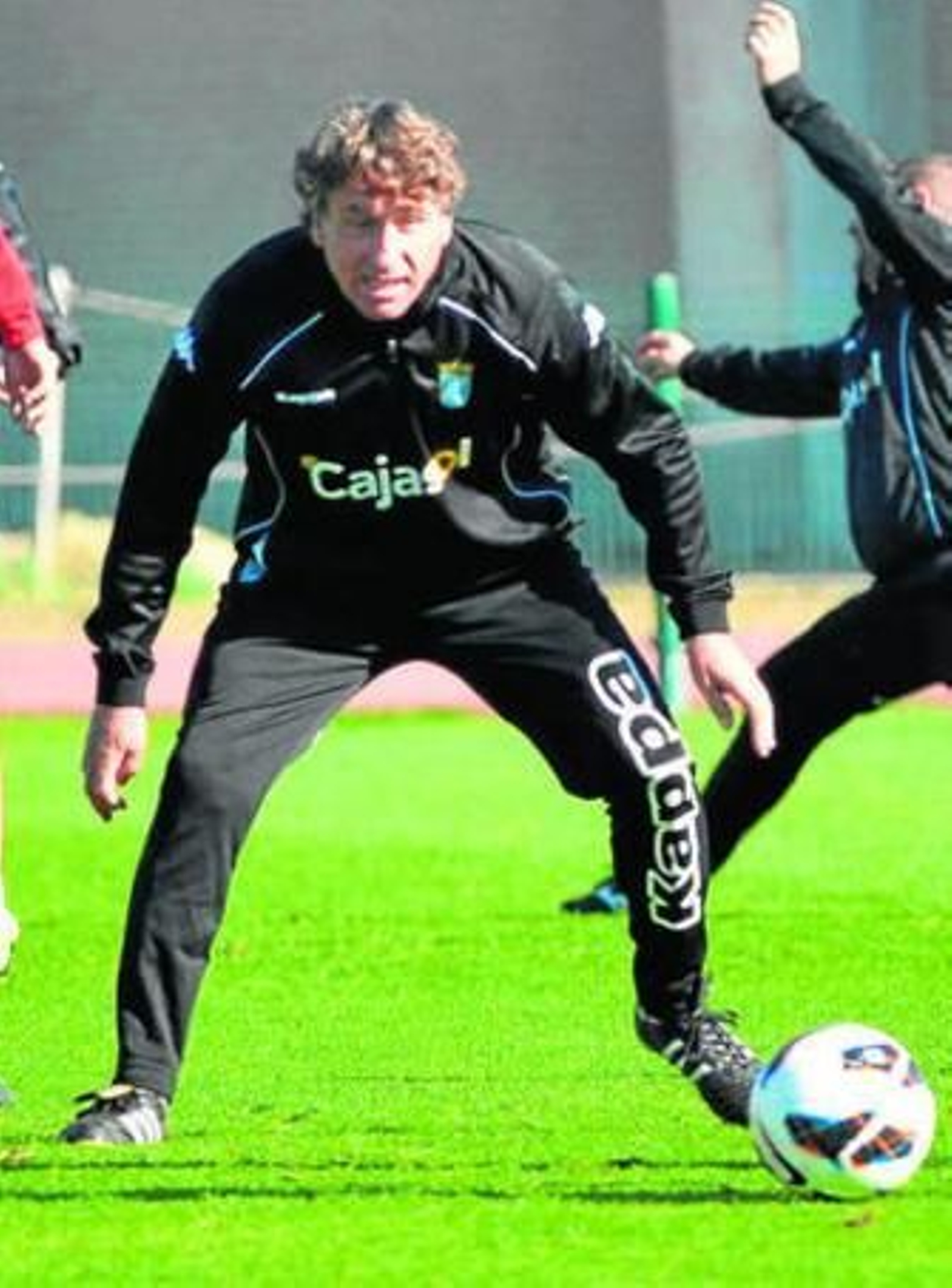 Esteban, ayer en el Anexo con un balón de rugby.