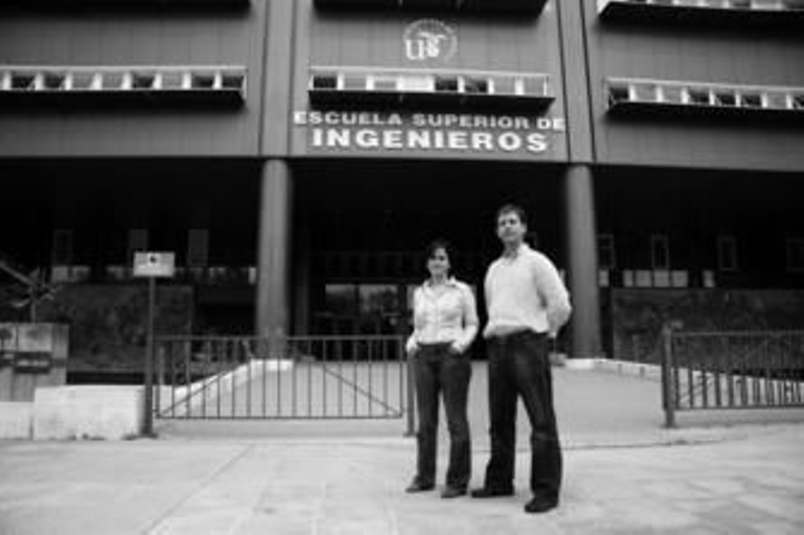 A la vanguardia. En la imagen superior, Alejandro Carballar, director técnico de Minerva, y Ana Madera, ingeniera de la iniciativa. Abajo, móvil con el que se están realizando pruebas de recepción de televisión. A la vanguardia. En la imagen superior, Alejandro Carballar, director técnico de Minerva, y Ana Madera, ingeniera de la iniciativa. Abajo, móvil con el que se están realizando pruebas de recepción de televisión.