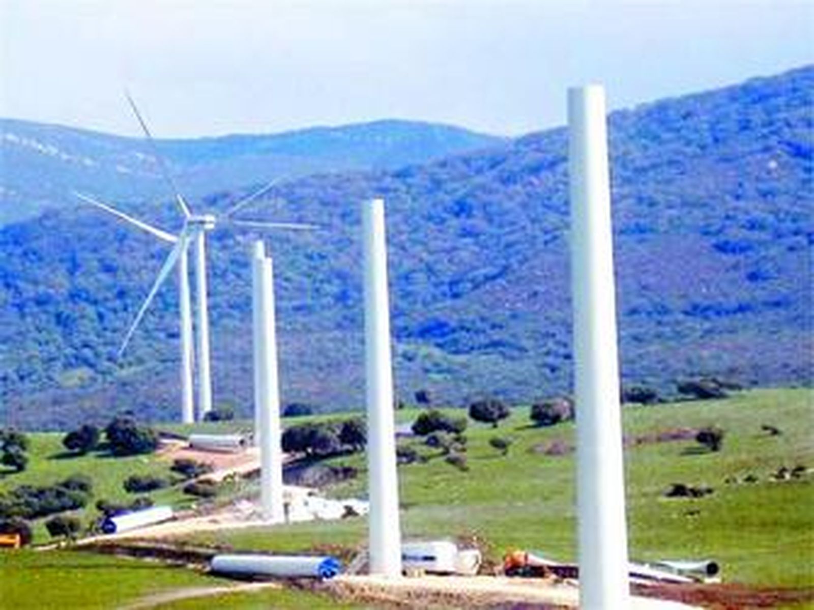 Imagen de un parque eólico en construcción en la provincia de Cádiz.