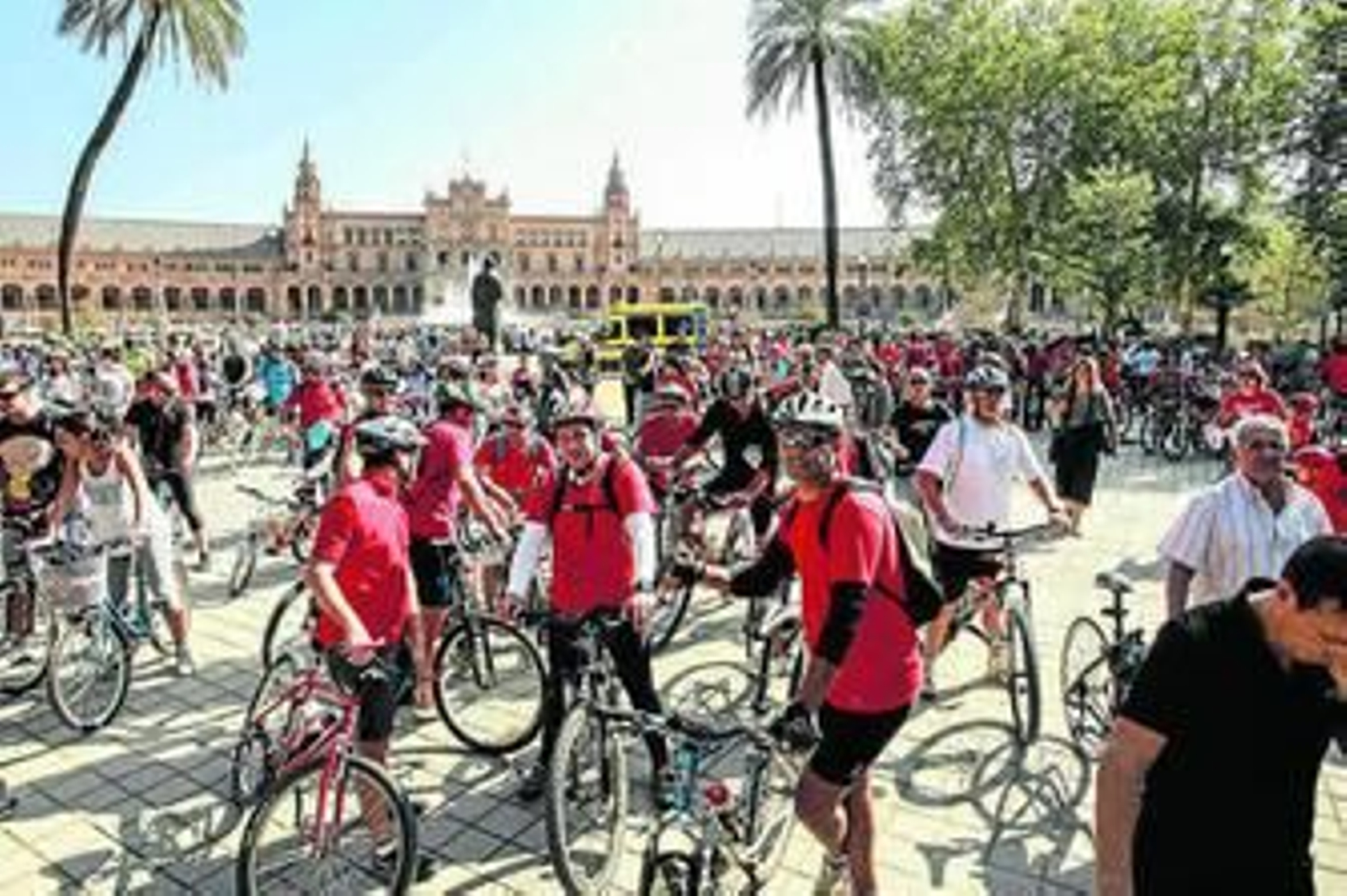 La marcha ciclista partió de la Plaza de España antes del mediodía de ayer.