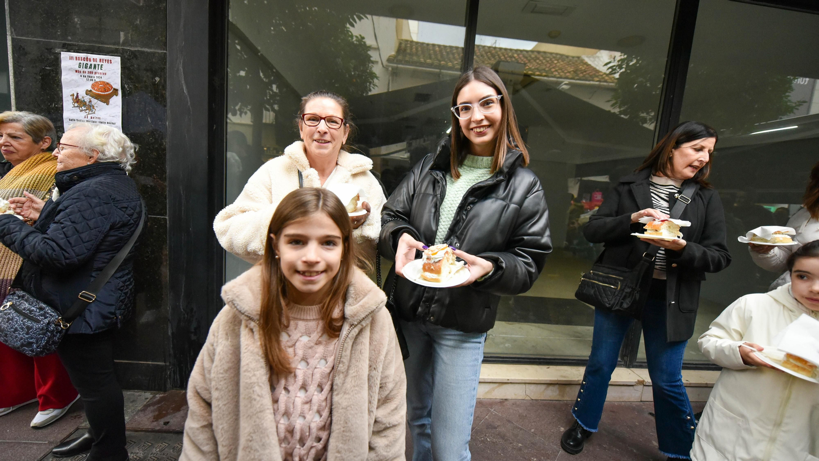 El III roscón de Reyes gigante solidario de Algeciras, en imágenes