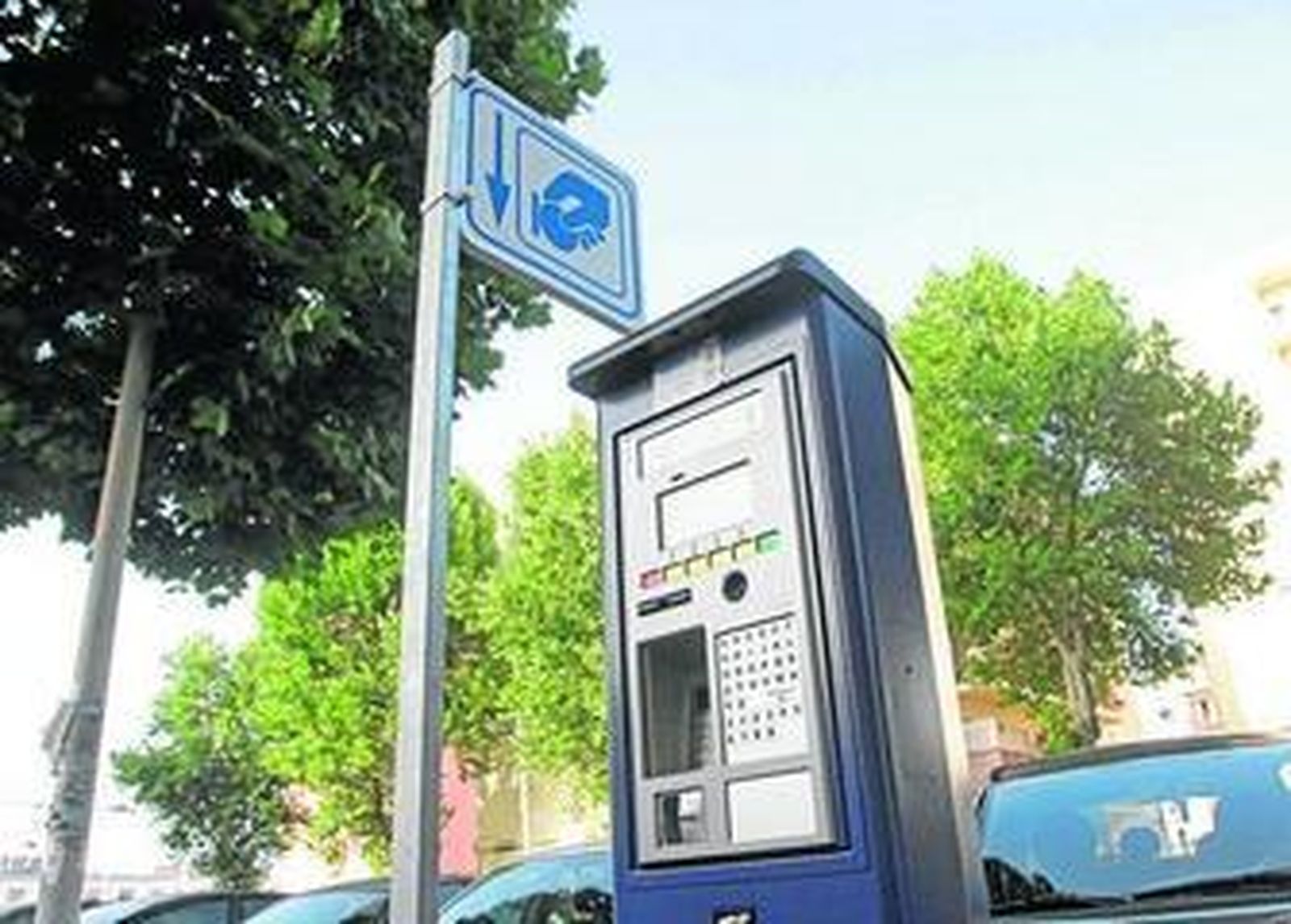 Una de las máquinas para expedir los tiques de la zona azul de La Línea, en una imagen reciente.