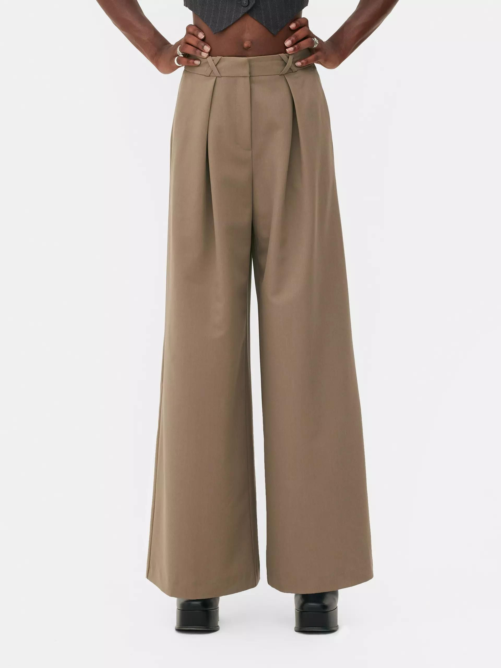 Pantalones anchos y tiro alto de Primark.