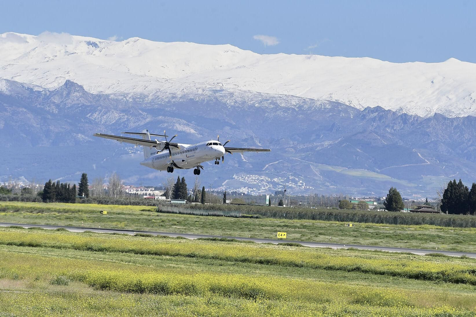 Imagen de archivo de un avión aterrizando en el Aeropuerto de Granada