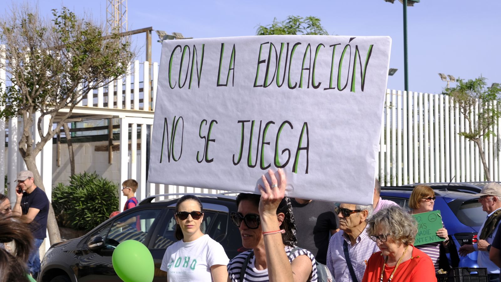 Imágenes de la manifestación de padres de la Vega de Acá solicitando un colegio nuevo
