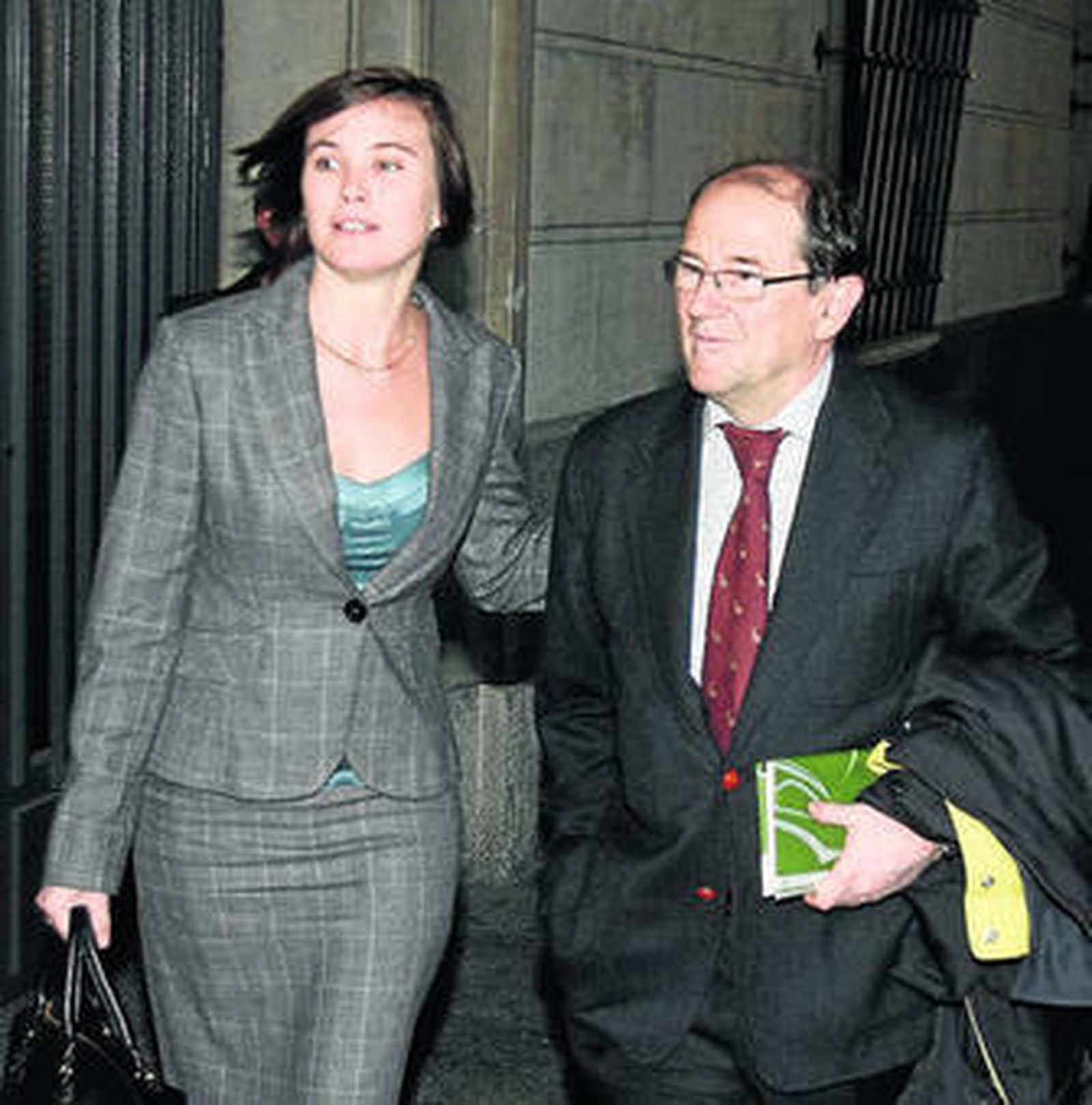 El ex gerente de Fiva José Luis Hidalgo, ayer con su abogada.