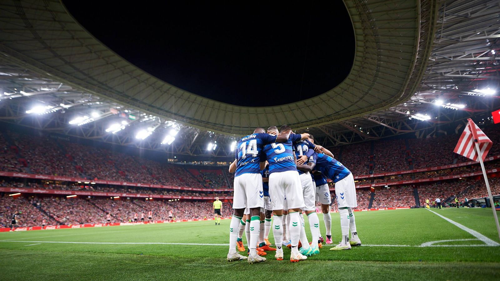 Los jugadores del Betis hacen una piña celebrando el tanto de Willian José a los pocos minutos de comenzar el partido ante el Athletic.