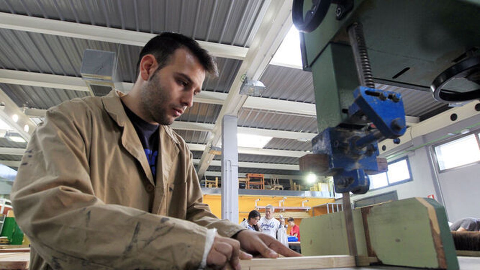 Un alumno de FP, en una clase practica.