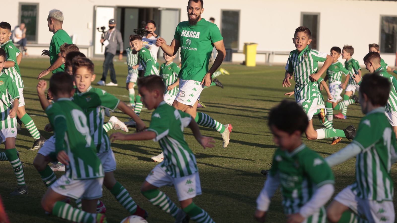 Borja Iglesias, en un acto con canteranos del Betis.