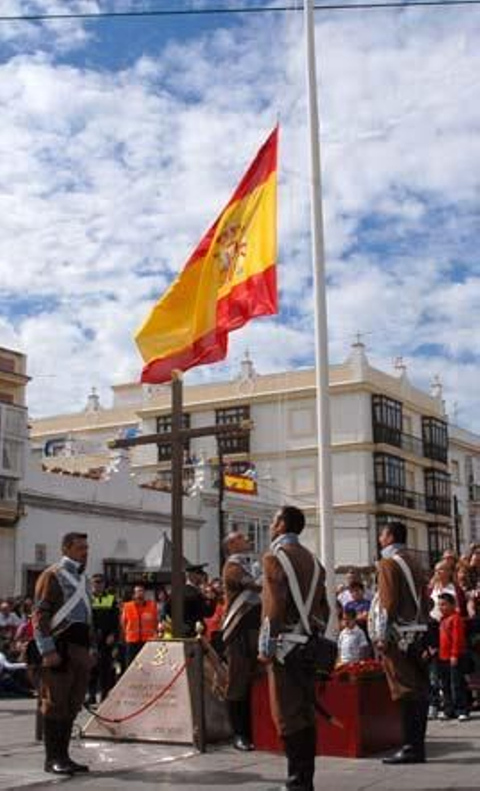 Casi 200 personas participaron en la jura de bandera civil, celebrada en la calle Real

Foto: Rioja