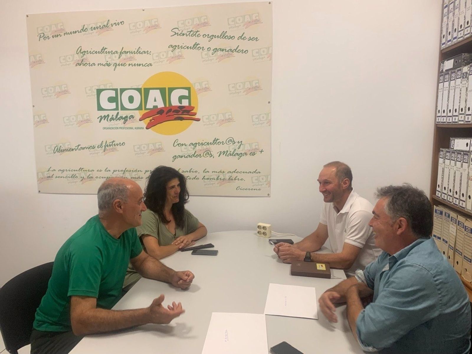 Carmen Máximo, candidata de Adelante Andalucía en Málaga, y Álvaro Bazán, agricultor de la Axarquía y número 2, en una reunión en COAG.