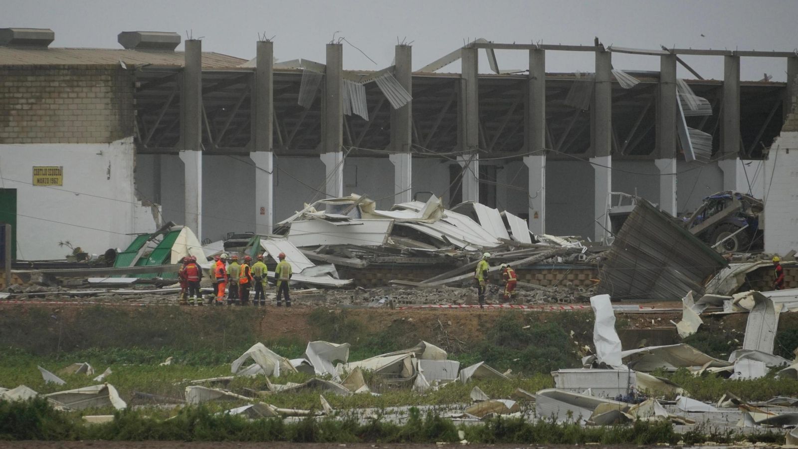 Las imágenes del derrumbe de una nave por el viento en Sevilla