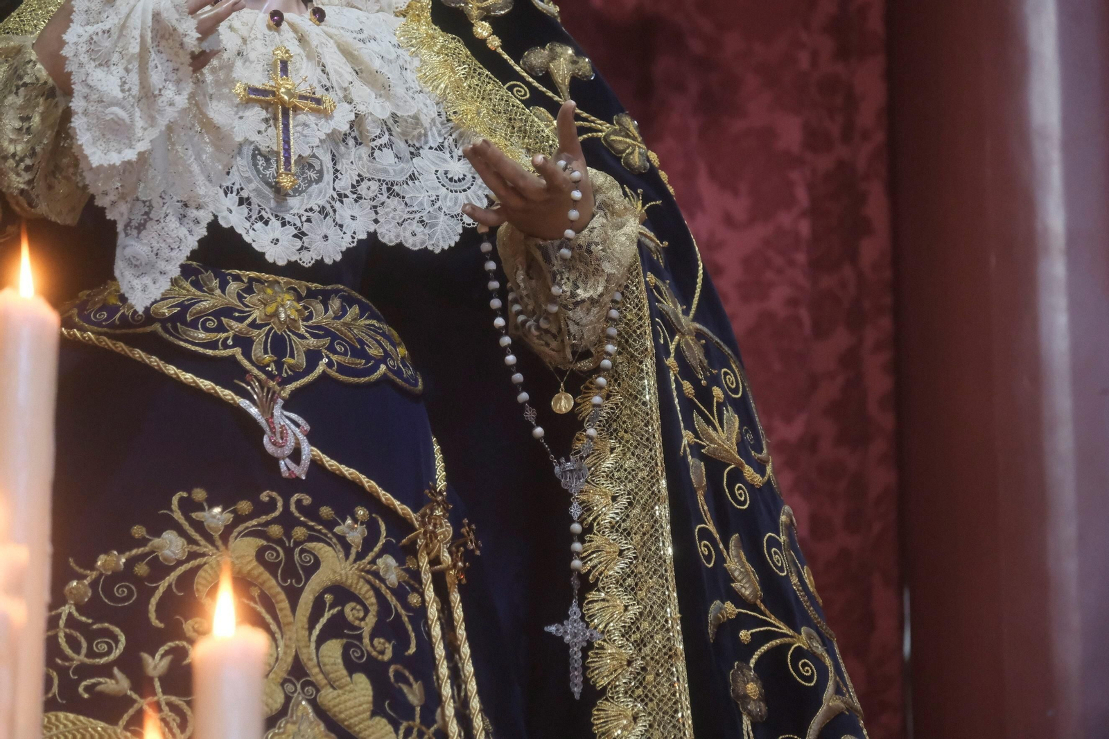 La hermandad de las Penas de Santiago venera a la Virgen de los Desamparados, en imágenes
