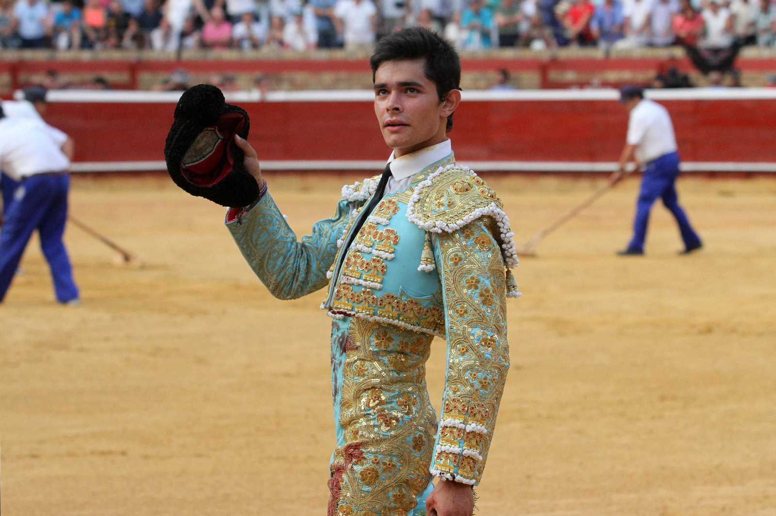Juan Silva "Juanito" sale a hombros en la Plaza de toros La Merced, en imágenes