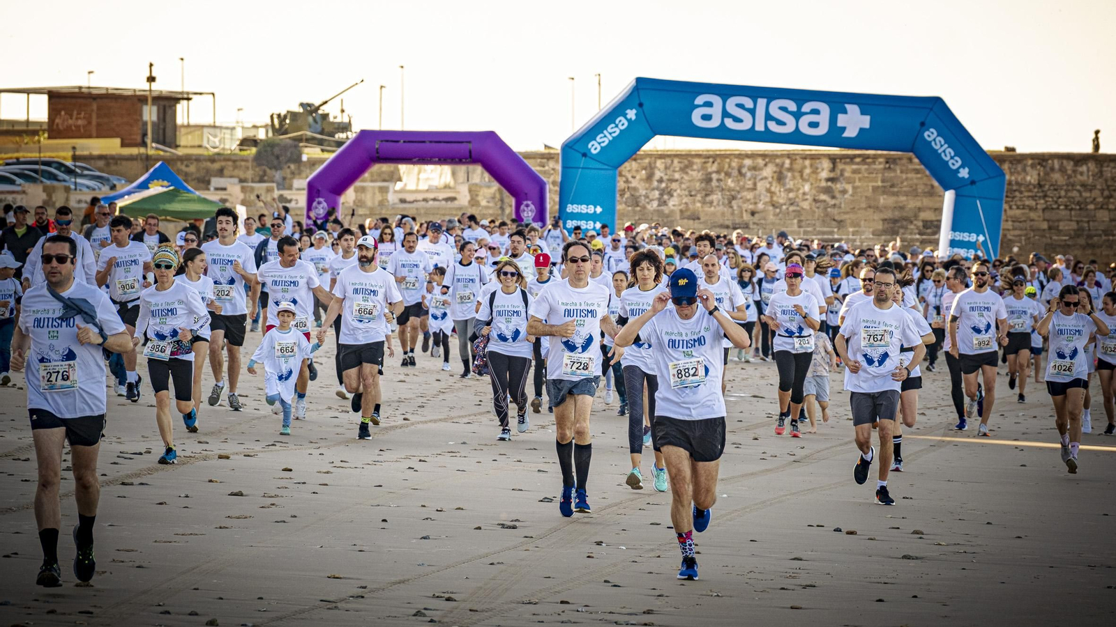 Búscate entre las imágenes de la  ‘I Marcha a favor del autismo’ en Cádiz