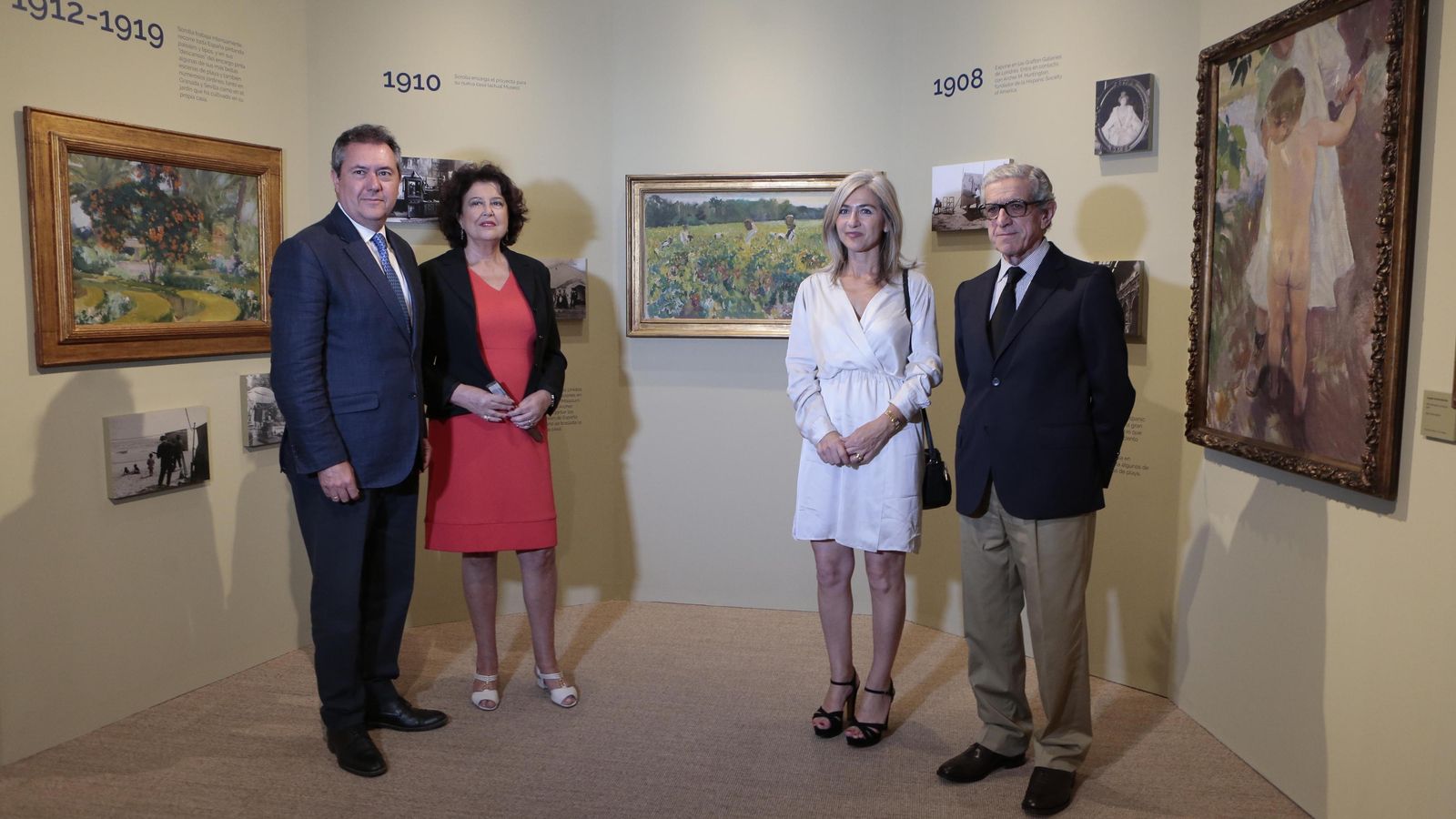 El alcalde de Sevilla, Juan Espadas, la comisaria Carmen Pena, la consejera de Cultura, Patricia del Pozo y el presidente de la Fundación Unicaja, Braulio Medel, este martes en la inauguración.