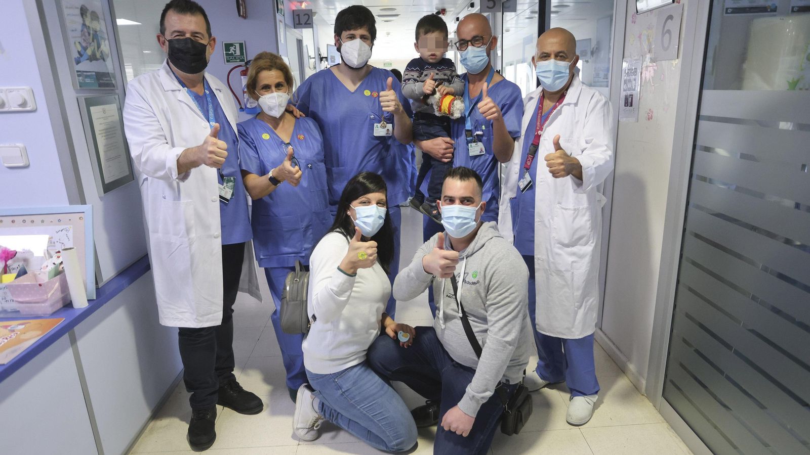 Pablo, sus padres, tres profesionales que participaron en el traslado y los dos jefes de la UCIP.