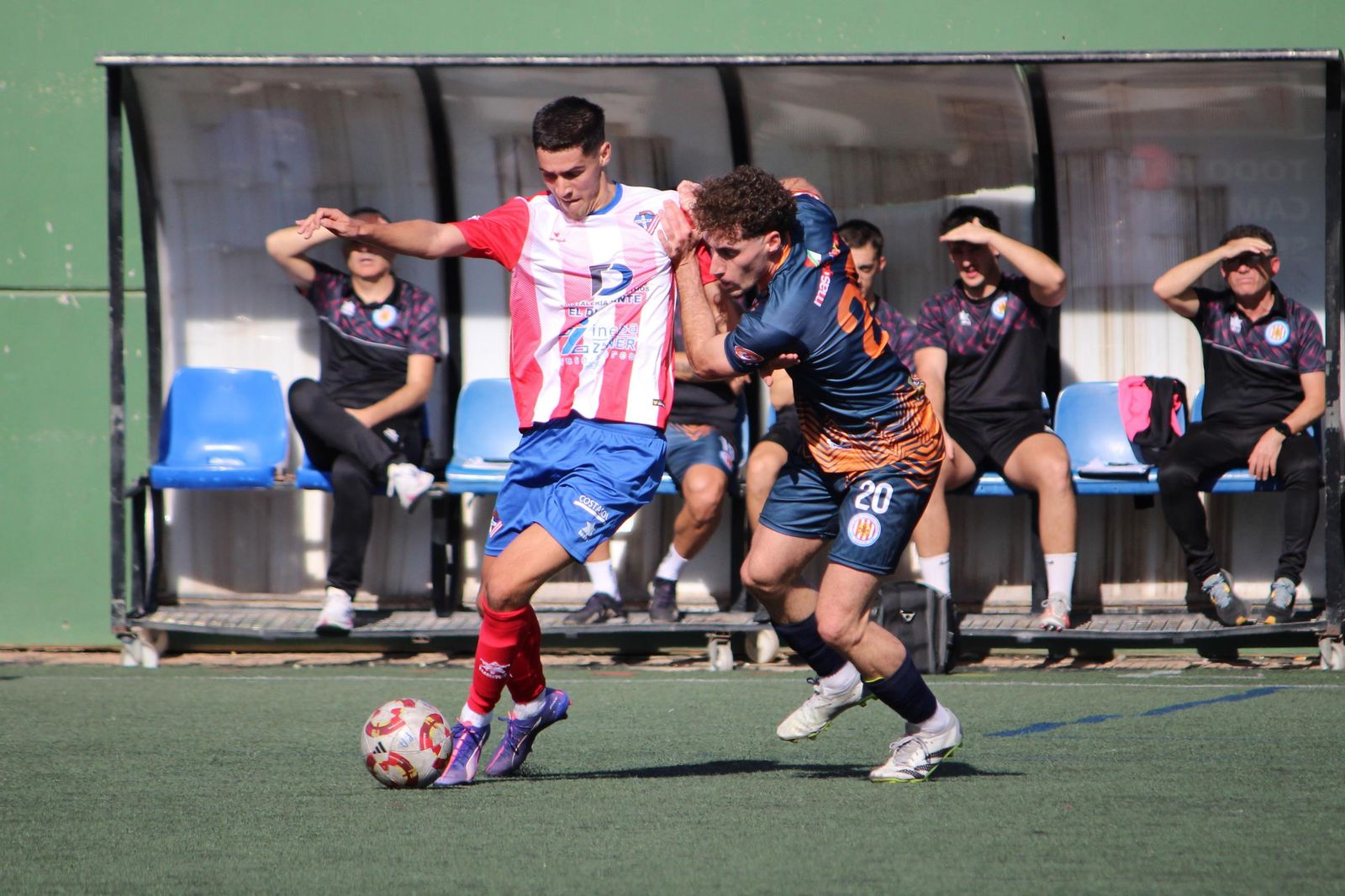 Pablo Checa intenta sortear la presión de un rival durante un encuentro disputado por los almerienses en la presente temporada.