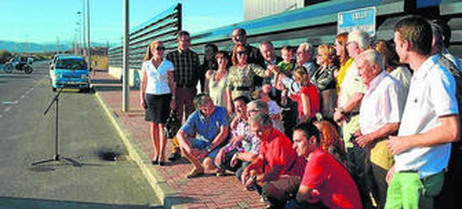 1. Bartolomé Beltrán descubre la placa con su nombre en una de las calles de Águilas. 2. Familiares de Bartolomé Beltrán y mienbros del Consistorio de Águilas posaron ante la placa. 3. JEl comandante del B- 52, Charles Wendorf, hoy pastor mormón,  hablando por video- conferencia 47 años más tarde con su salvador, Bartolomé Roldán (ventana inferior derecha). 4. Feliz con los  más pequeños de su gran familia