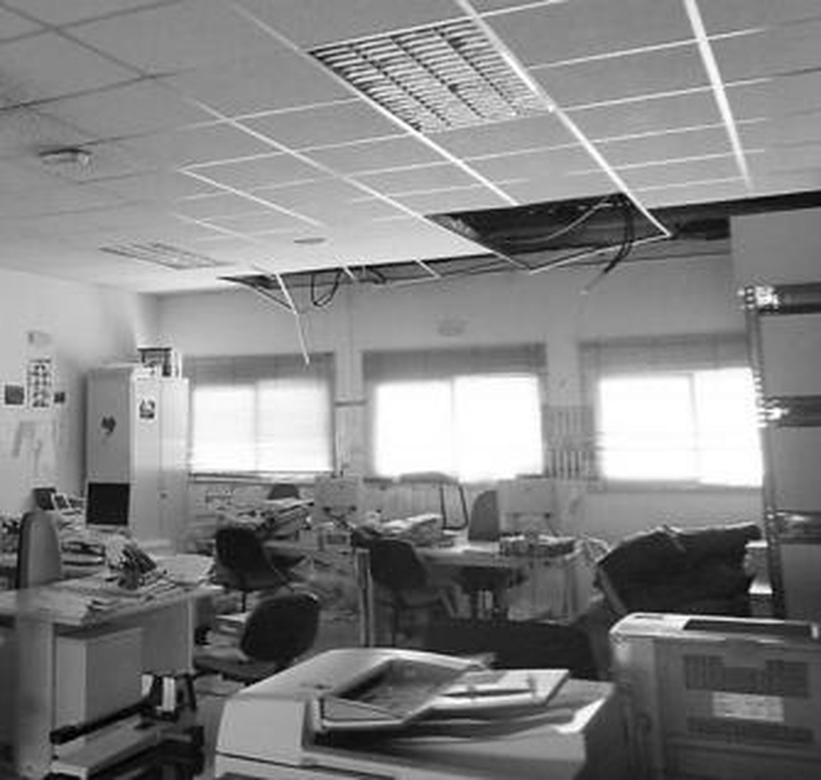 Instantánea del juzgado número 3 de La Línea, en la que se puede observar parte del techo desprendido.