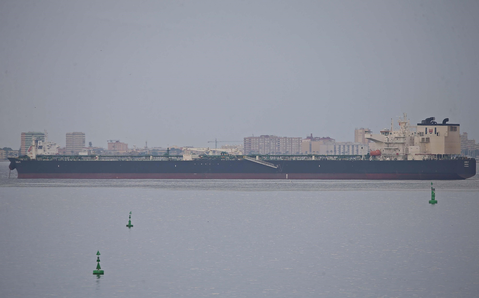 El 'Aura M', retenido en la Bahía de Algeciras