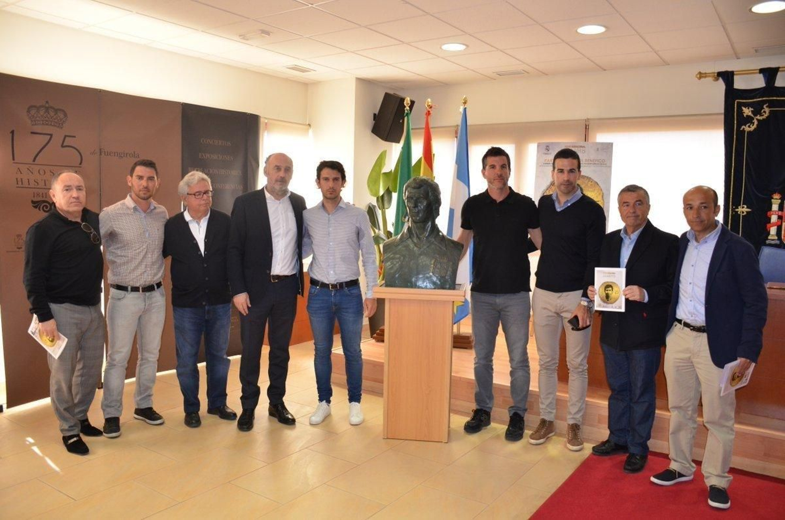 Los presentes en el acto, junto al busto de Juanito.
