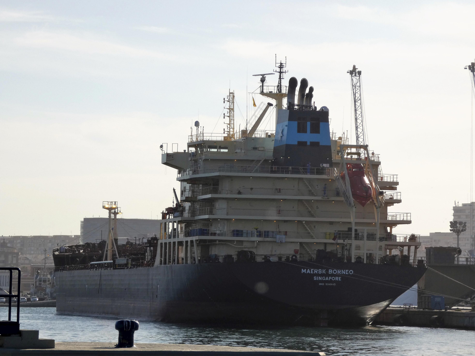 El buque ‘Maersk Borneo’ realizando en el puerto de Málaga una operativa de aceite.
