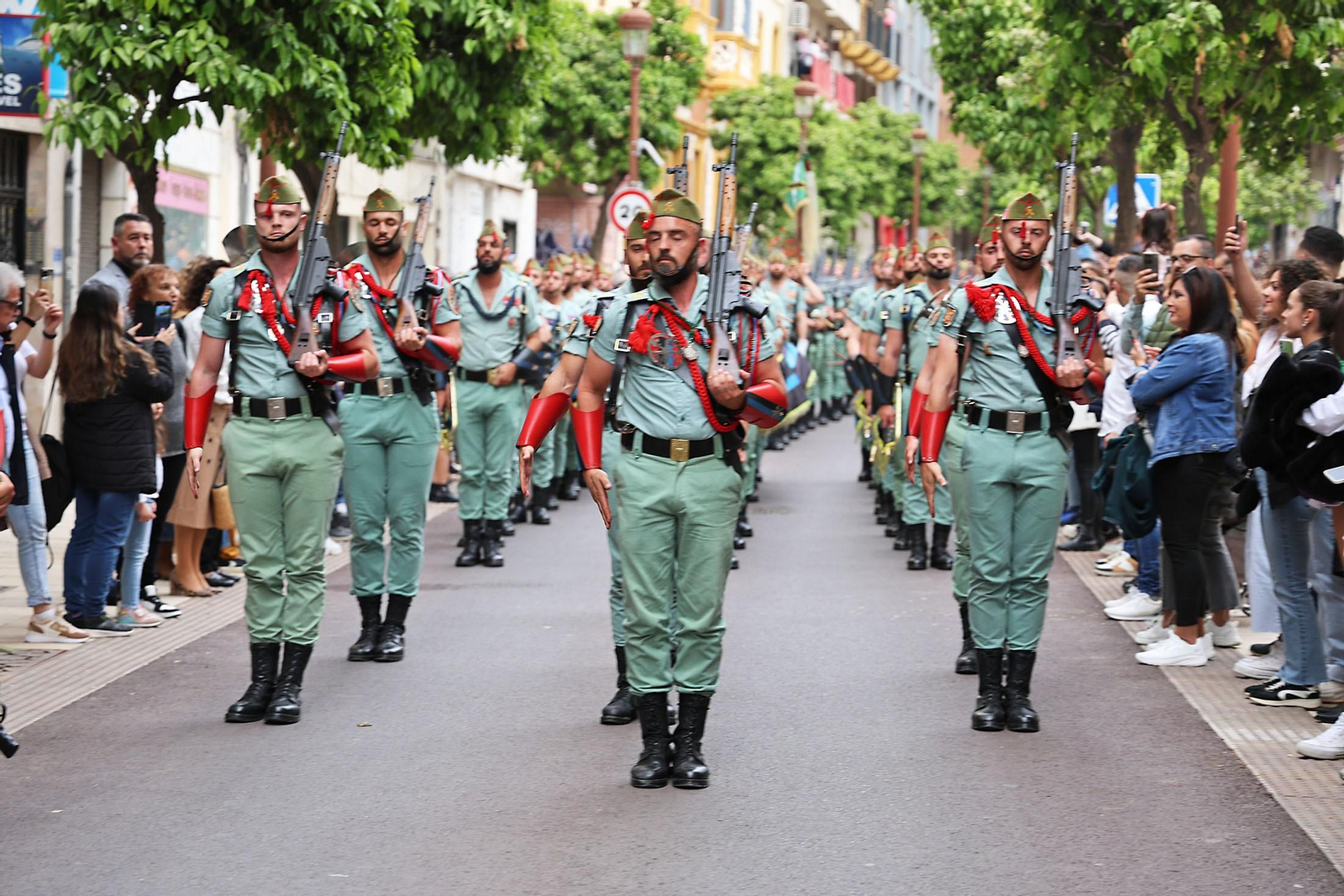 Las mejores imágenes del Sábado de Pasión en Huelva: La Legión con el Cristo de la Vera+Cruz