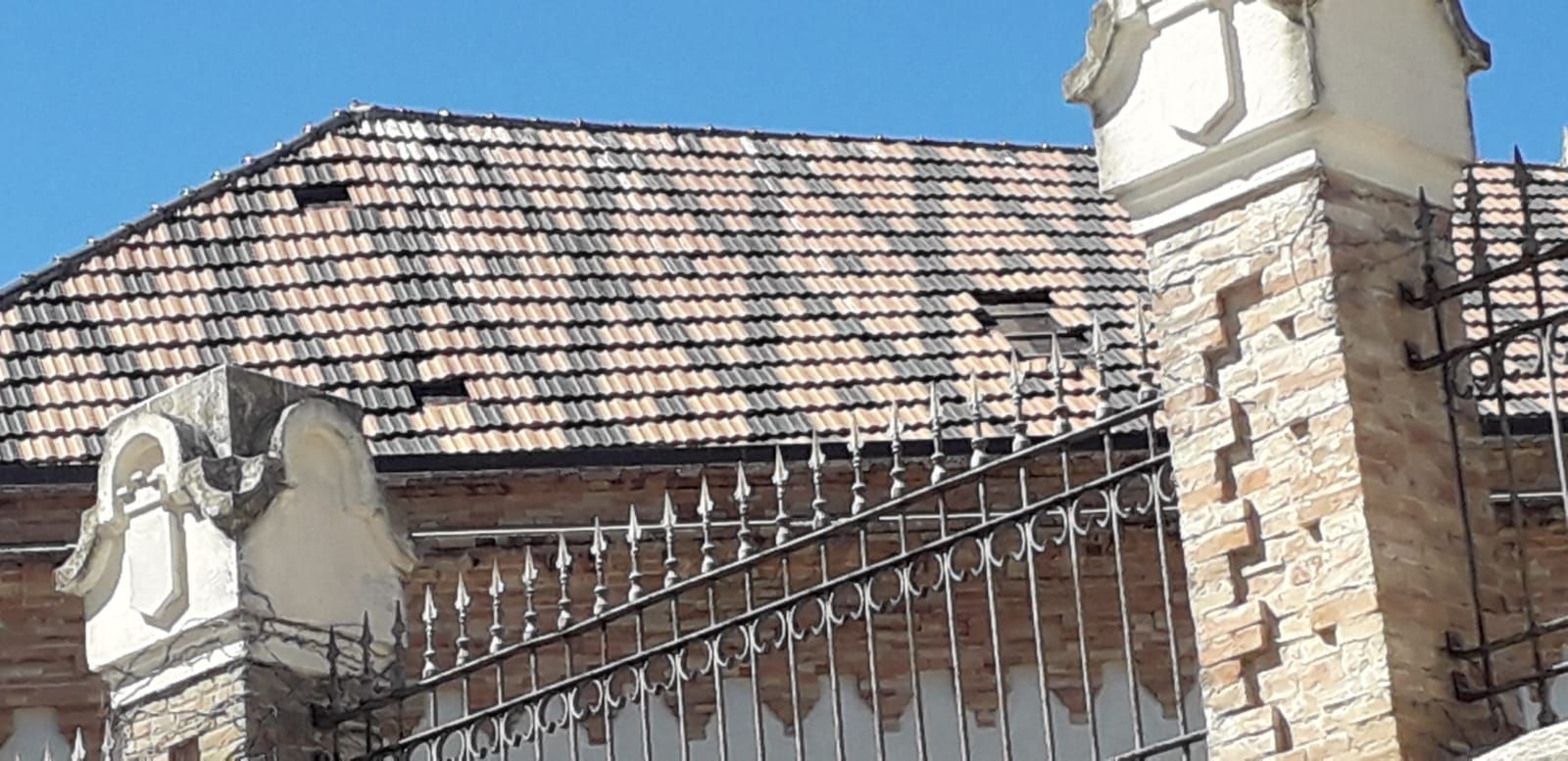 Tejas sin reponer en uno de los tejados de Palacio de Congresos y Exposiciones de Cádiz