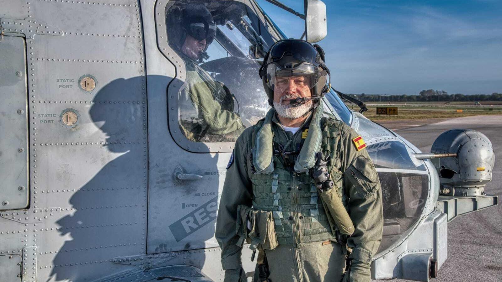 El comandante de la Flotilla de Aeronaves, el capitán de navío José Emilio Regodón Gómez