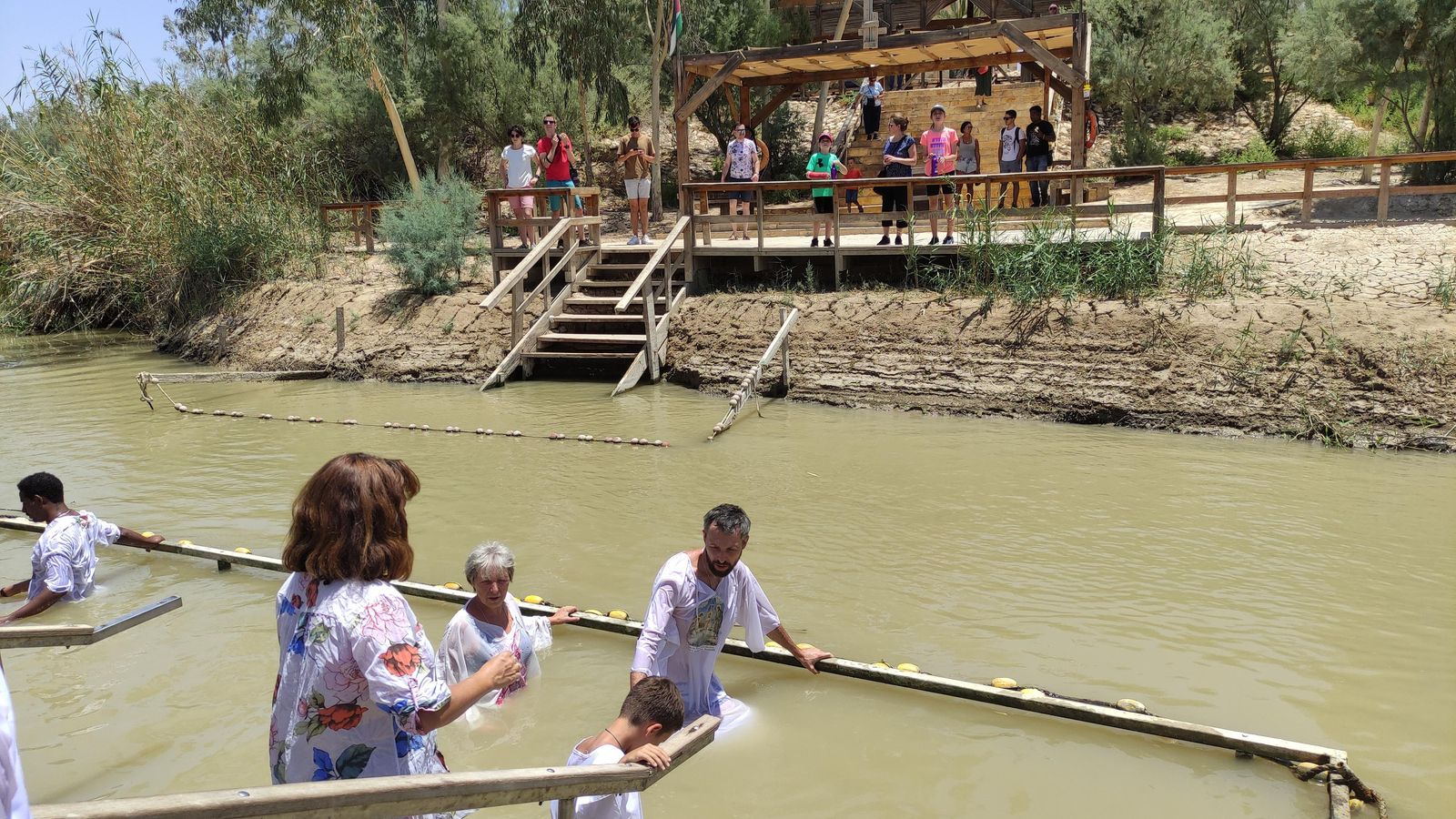 Desde la orilla de Israel se contempla la iglesia de San Juan Bautista en Jordania.