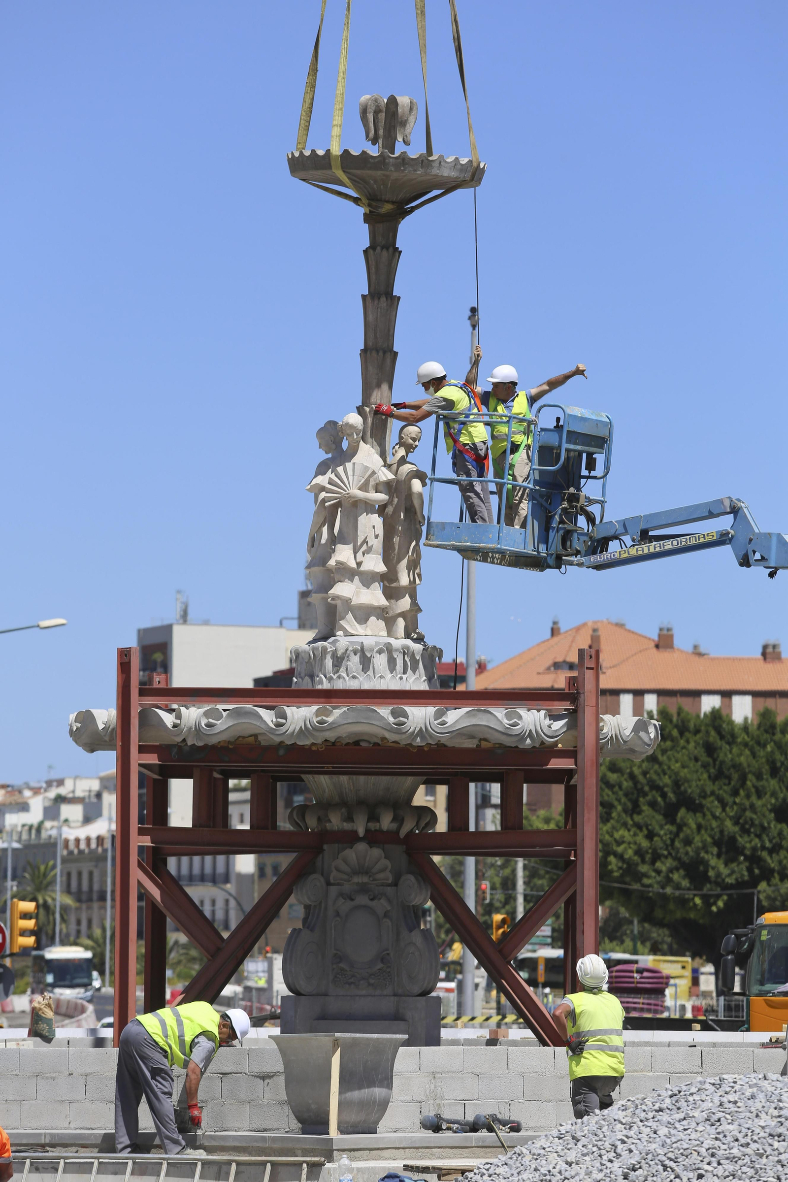 Fotos de la fuente de las Tres Gitanillas, que ya luce en la Avenida de Andalucía de Málaga