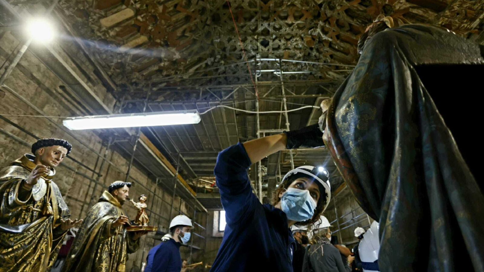 El taller de restauración instalado en el coro alto de Santa Clara.