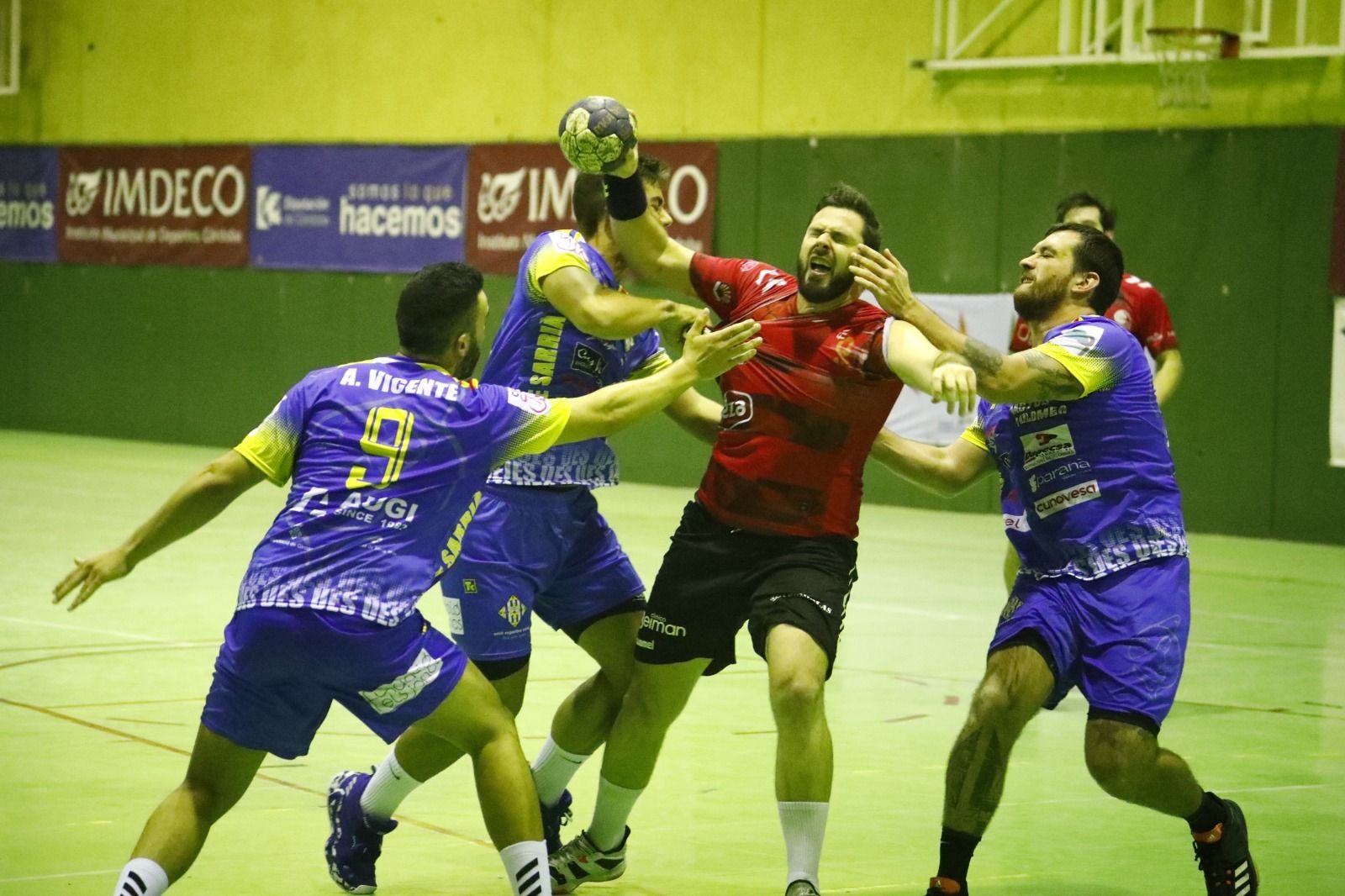 Juanlu Moyano busca disparo entre los defensores rivales.