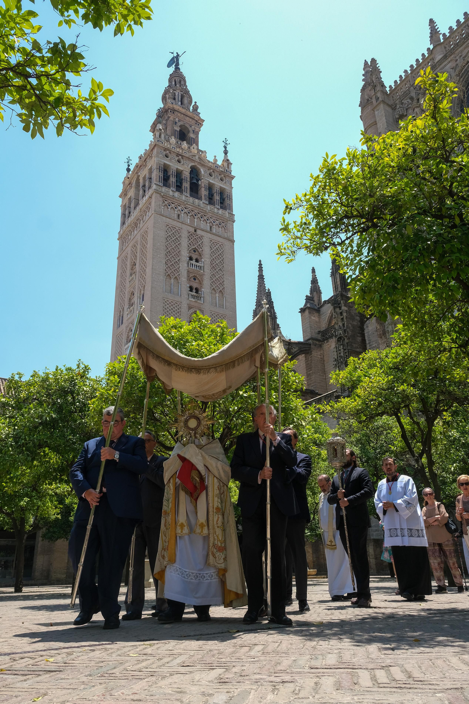 Sacramental del Sagrario. Procesión claustral de su Divina Majestad por el patio de los naranjos
