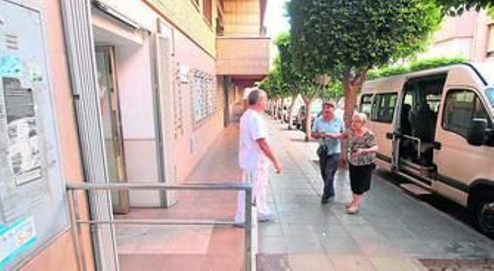 Los usuarios de Las Salinas durante la clase de gimnasia.